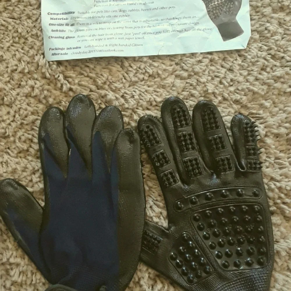 Pet grooming gloves